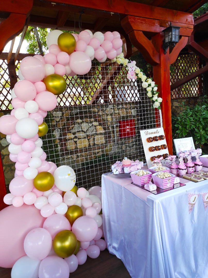 Декорација со балони и слатка маса за крштевка
