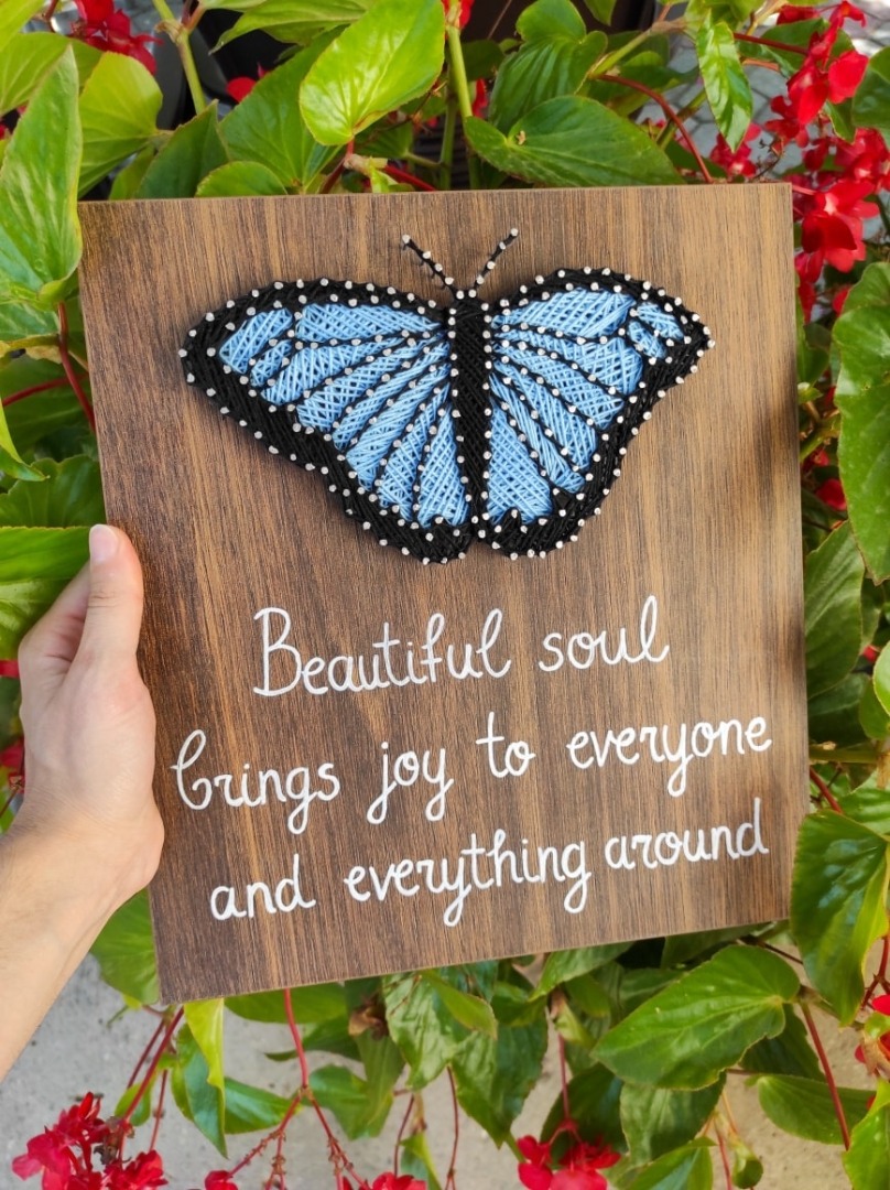 Подарок -  дрвена слика со плетена пеперутка