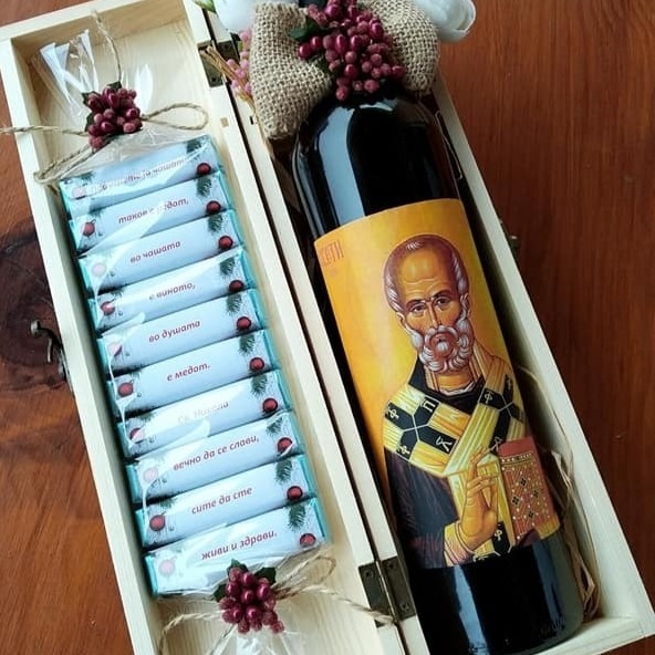 Вино во дрвена кутија и персонализирани чоколатца