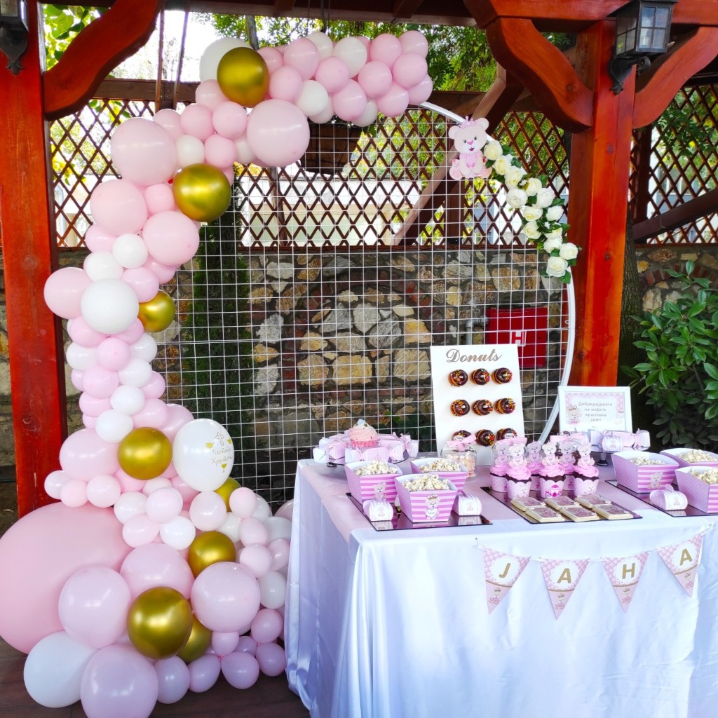 Декорација со балони и слатка маса за крштевка